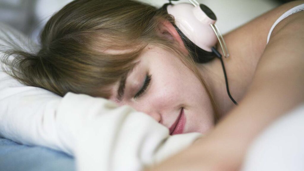 ¿Es dañino para la salud dormir con audífonos? Esto señalan los especialistas